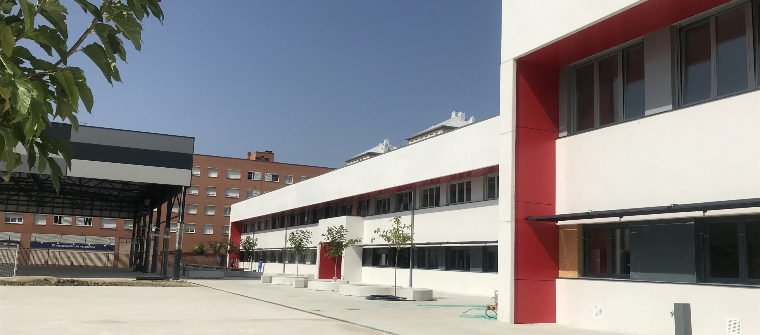 Panel composite y celosías aluminio - Instituto San Jorge, Pamplona